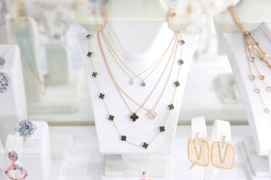 Takı Dükkanı ile vitrin