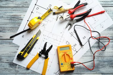 Farklı elektrik araçları ve ahşap arka plan üzerinde devre şeması
