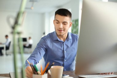 Bilgisayar Office ile çalışan genç adam