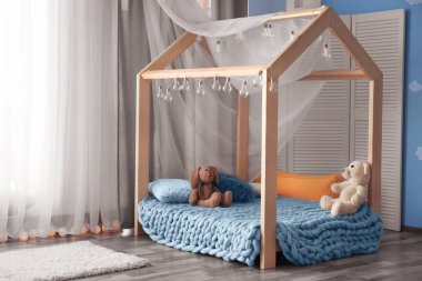 Modern çocuk odasında rahat yatak