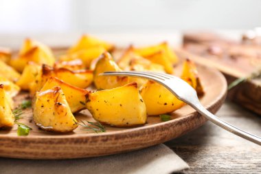 Lezzetli fırın fırında patates, closeup çanağı