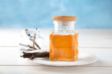 Cam Kavanoz vanilya plakalı beyaz masaya ayıklamak