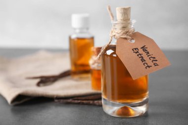 Cam şişe ile vanilya ayıklamak masaya