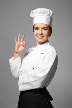 Gri arka plan üzerinde kadın Şef portresi