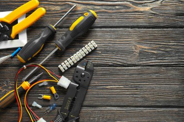 Ahşap arka plan üzerinde farklı elektrik araçları