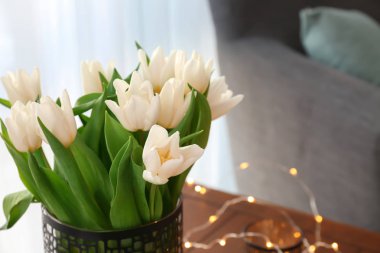 Vazo Lale bulanık arka plan üzerinde buket