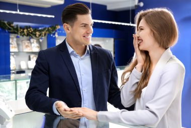 Genç çift yüzük takı mağaza seçimi