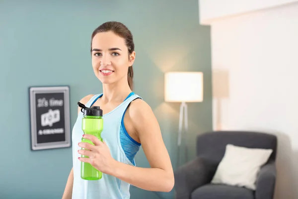 Schöne Junge Frau Mit Wasserflasche Nach Fitnessübungen Hause — Stockfoto