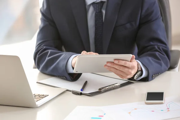 Jonge Man Aan Het Werk Aan Tafel Office Raadpleging Van — Stockfoto