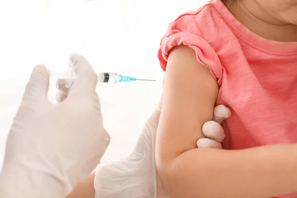 Medico vaccinare il bambino in clinica — Foto Stock