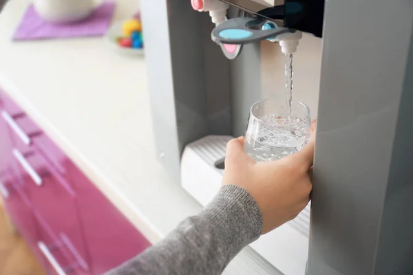 Donna Che Riempie Vetro Dal Refrigeratore Acqua Primo Piano — Foto Stock