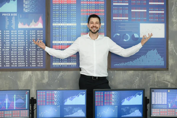 Succesvolle mannelijke voorraad handelaar in moderne kantoren — Stockfoto