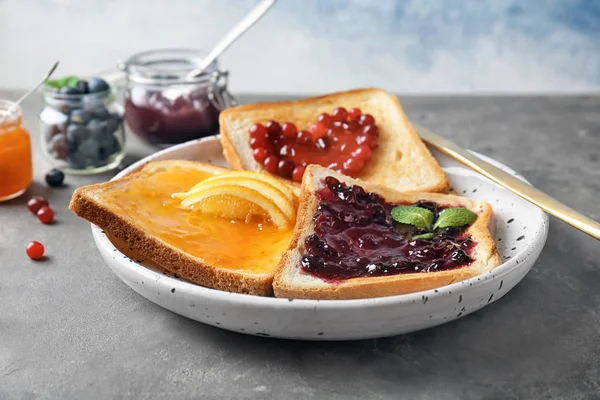 Deliziosi Toast Con Marmellate Dolci Sul Piatto — Foto Stock