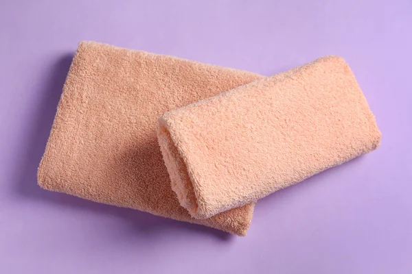Asciugamani puliti su sfondo colore — Foto Stock