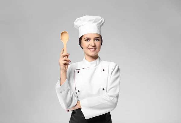 Retrato Chef Feminino Com Colher Madeira Sobre Fundo Cinza — Fotografia de Stock