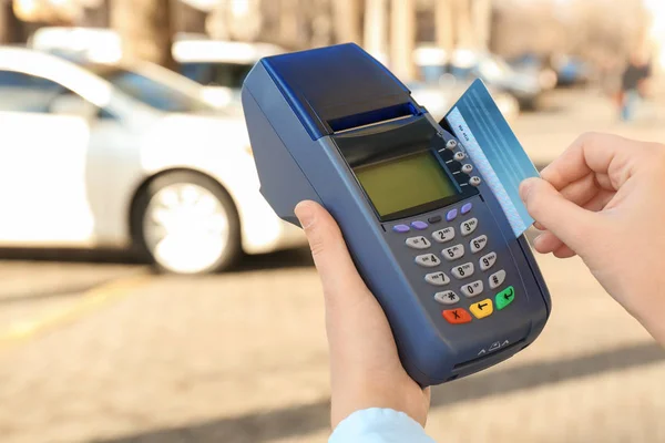 Vrouw Met Behulp Van Bank Terminal Voor Creditcard Betaling Buiten — Stockfoto
