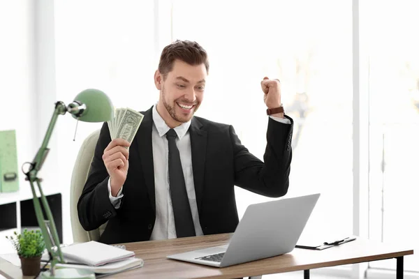 Comerciante financeiro feliz com dinheiro à mesa no escritório. Conceito Forex — Fotografia de Stock