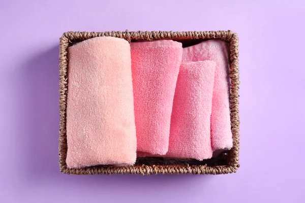 Kosz z czyste ręczniki na kolor tła — Zdjęcie stockowe
