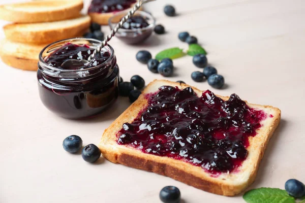 Köstlicher Toast Mit Süßer Marmelade Auf Holztisch — Stockfoto