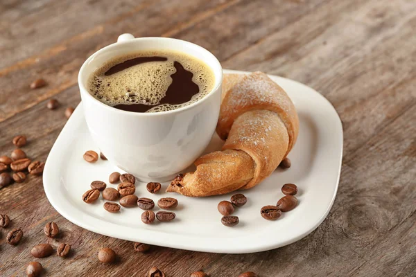 おいしいクロワッサンと木製の背景のコーヒー カップ — ストック写真