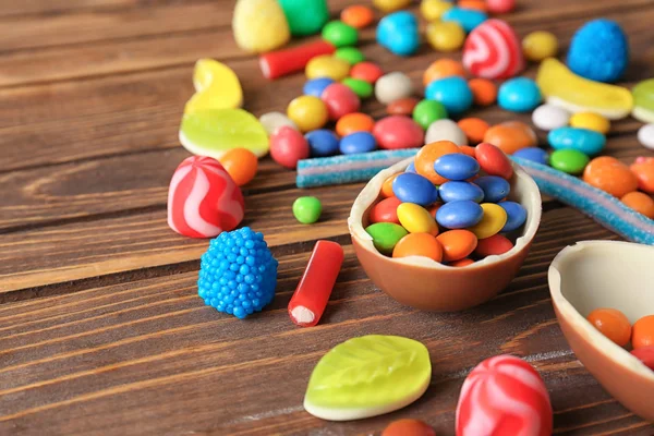 Bunte Bonbons Auf Hölzernem Hintergrund — Stockfoto