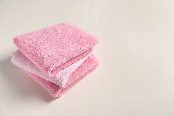 Чистые полотенца на светлом фоне — стоковое фото