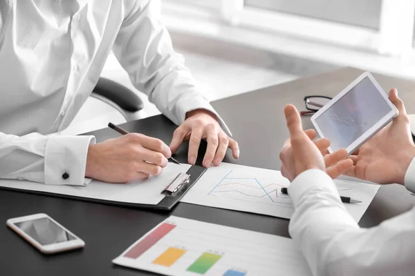 Jonge Mannen Aan Het Werk Office Raadpleging Van Dienstverleningsconcept — Stockfoto