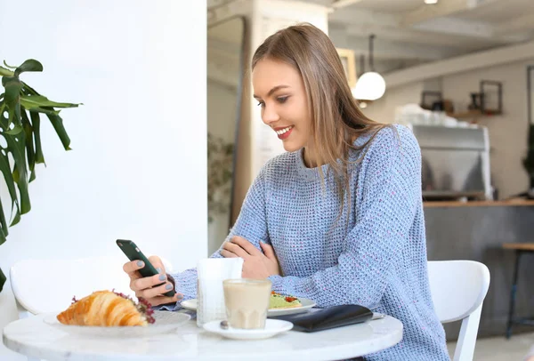 Jeune Femme Utilisant Téléphone Portable Table Dans Café — Photo