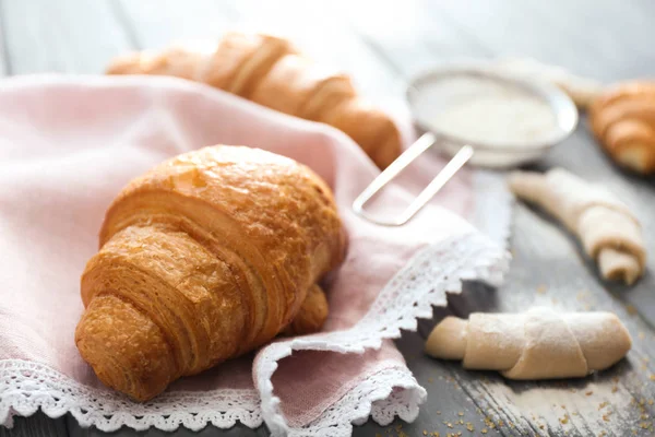 Nyers Sütött Croissant Táblázat — Stock Fotó