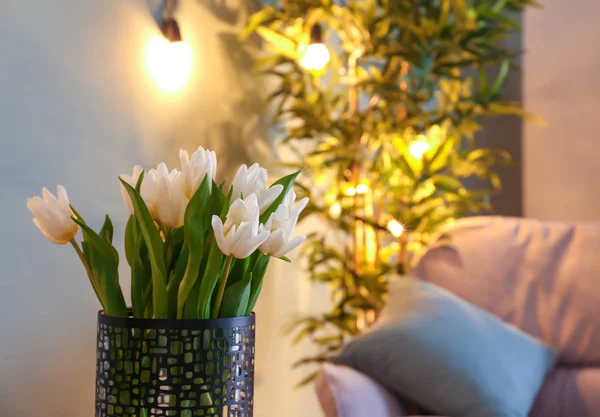 Wazon Bukietem Tulipanów Niewyraźne Tło — Zdjęcie stockowe