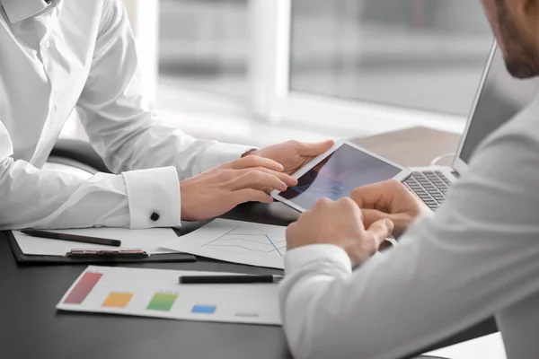 Jóvenes Trabajando Oficina Concepto Servicio Consultoría — Foto de Stock