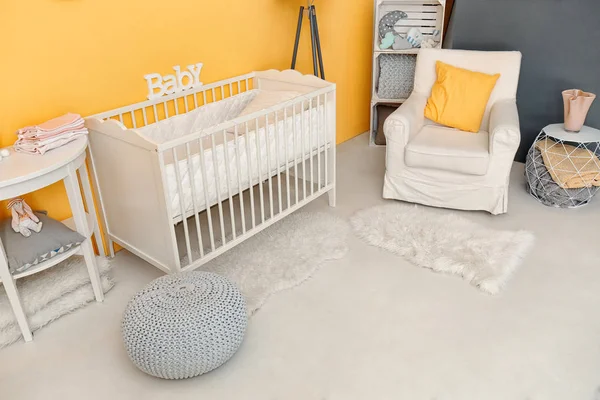 Habitación Infantil Interior Con Cuna Cómodo Sillón —  Fotos de Stock