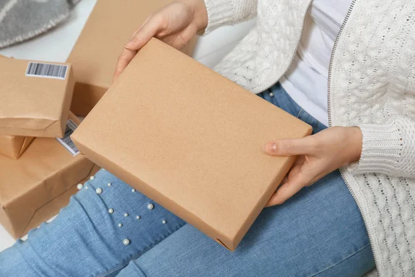 Mujer startupper preparando paquetes para el envío a los clientes en interiores — Foto de Stock