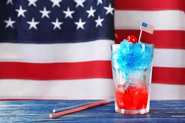 Gelaagde cocktail in de kleuren van de Amerikaanse vlag op tafel — Stockfoto