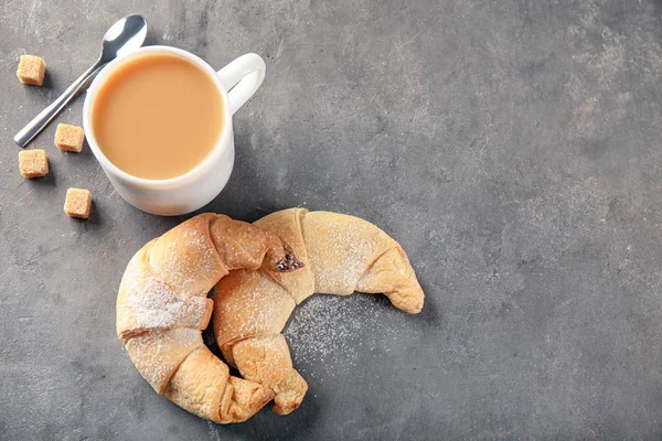 Roti Sabit Lezat Dan Secangkir Kopi Dengan Latar Belakang Abu — Stok Foto