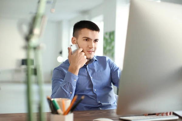 Jeune Homme Travaillant Avec Ordinateur Bureau — Photo