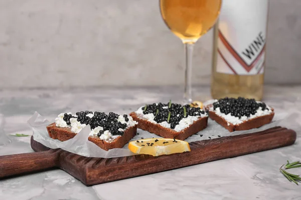 Sandwiches Con Delicioso Caviar Negro Vino Mesa — Foto de Stock