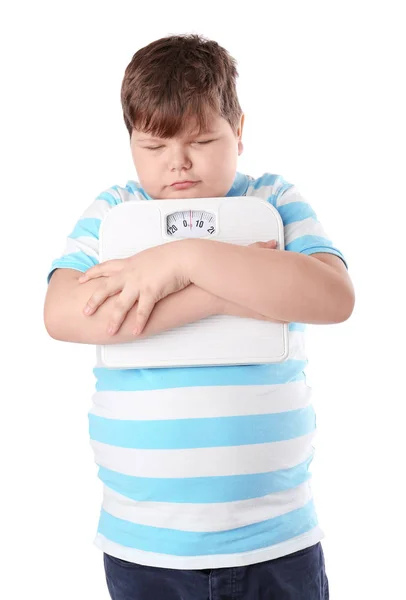 Excesso de peso menino com escalas de chão no fundo branco — Fotografia de Stock