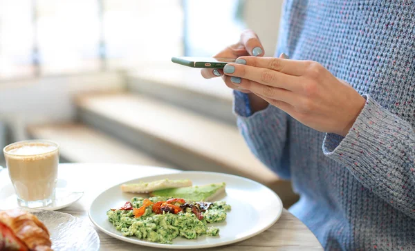 Ung Kvinna Att Foto God Mat Med Mobiltelefon Café Närbild — Stockfoto