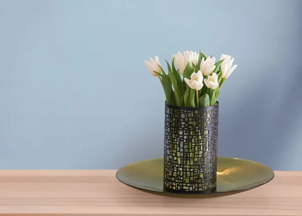 客厅木桌上有郁金香花束的花瓶 — 图库照片