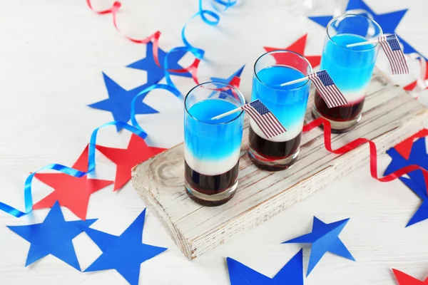 Gelaagde Cocktails Kleuren Van Amerikaanse Vlag Houten Bord — Stockfoto