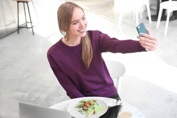 Jeune Femme Prenant Selfie Dans Café — Photo