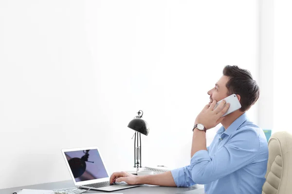 Rozmowy na telefon w biurze finansowych przedsiębiorcy. Koncepcja Forex — Zdjęcie stockowe