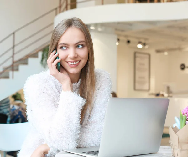 Mladá Krásná Žena Mluvit Mobilním Telefonu Kavárně — Stock fotografie