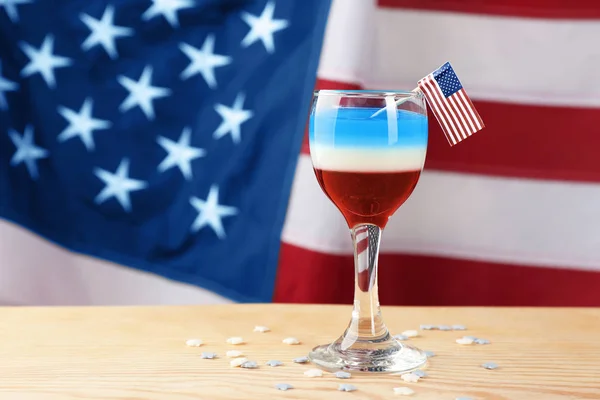 Gelaagde cocktail in de kleuren van de Amerikaanse vlag op tafel — Stockfoto