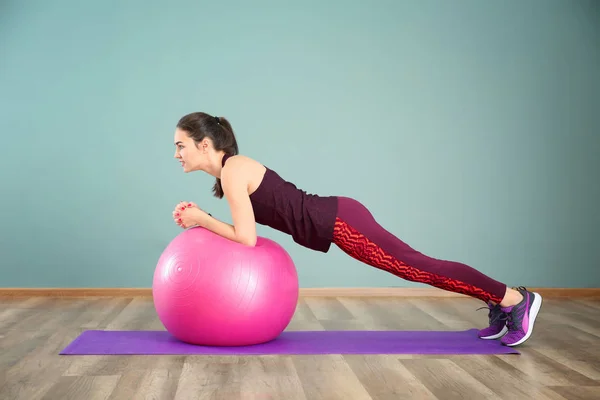 Mooie Jonge Vrouw Doen Fitness Oefening Met Bal Thuis — Stockfoto