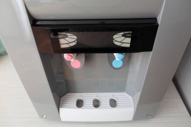 Modern su soğutucu masada, portre