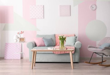 Zarif salon iç masa ve rahat kanepe