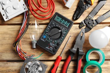 Ahşap arka plan üzerinde farklı elektrik araçları