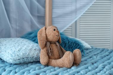 Oyuncak tavşan çocuk Oda üzerinde